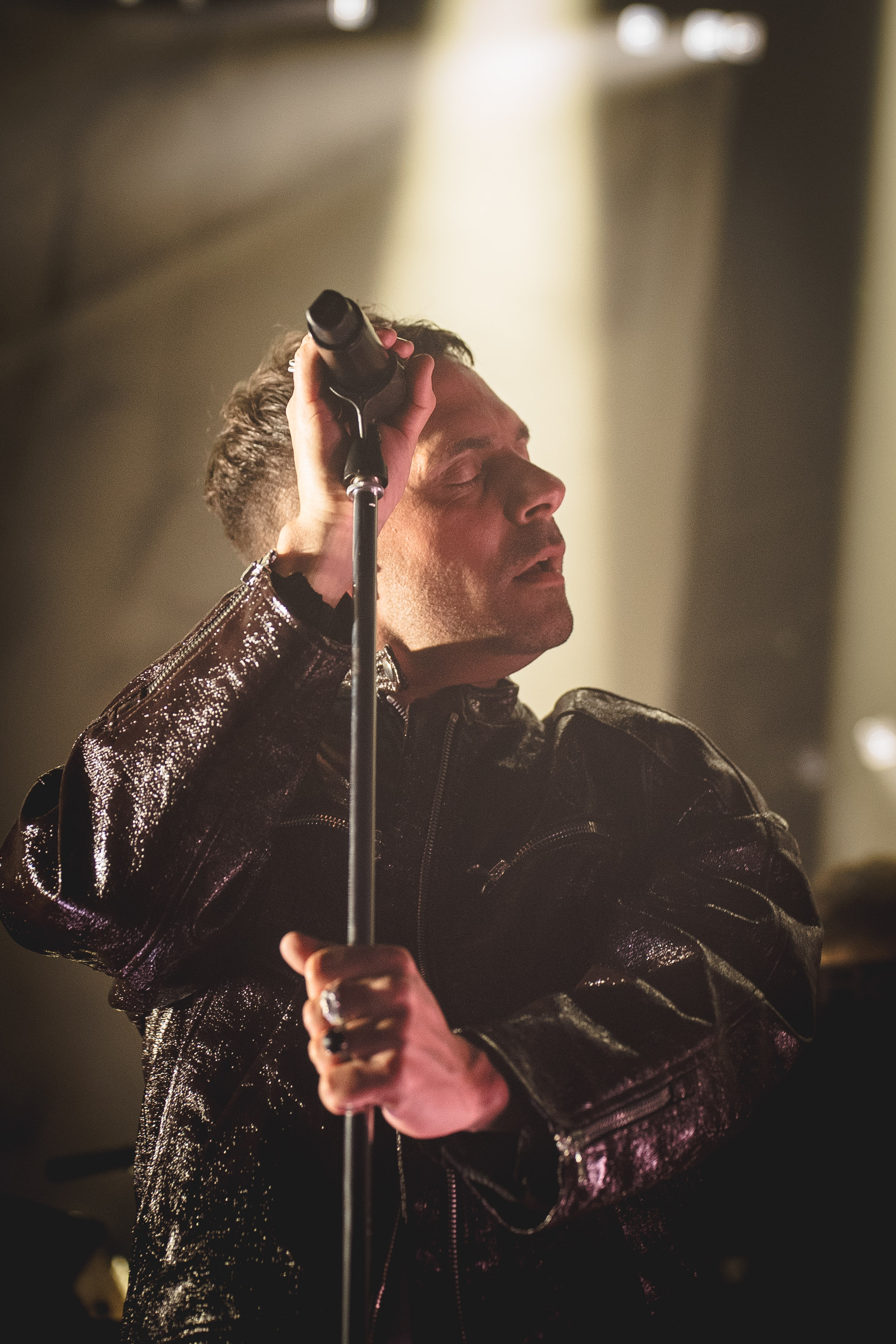 Close-up of Oskar Linnros holding the microphone stand