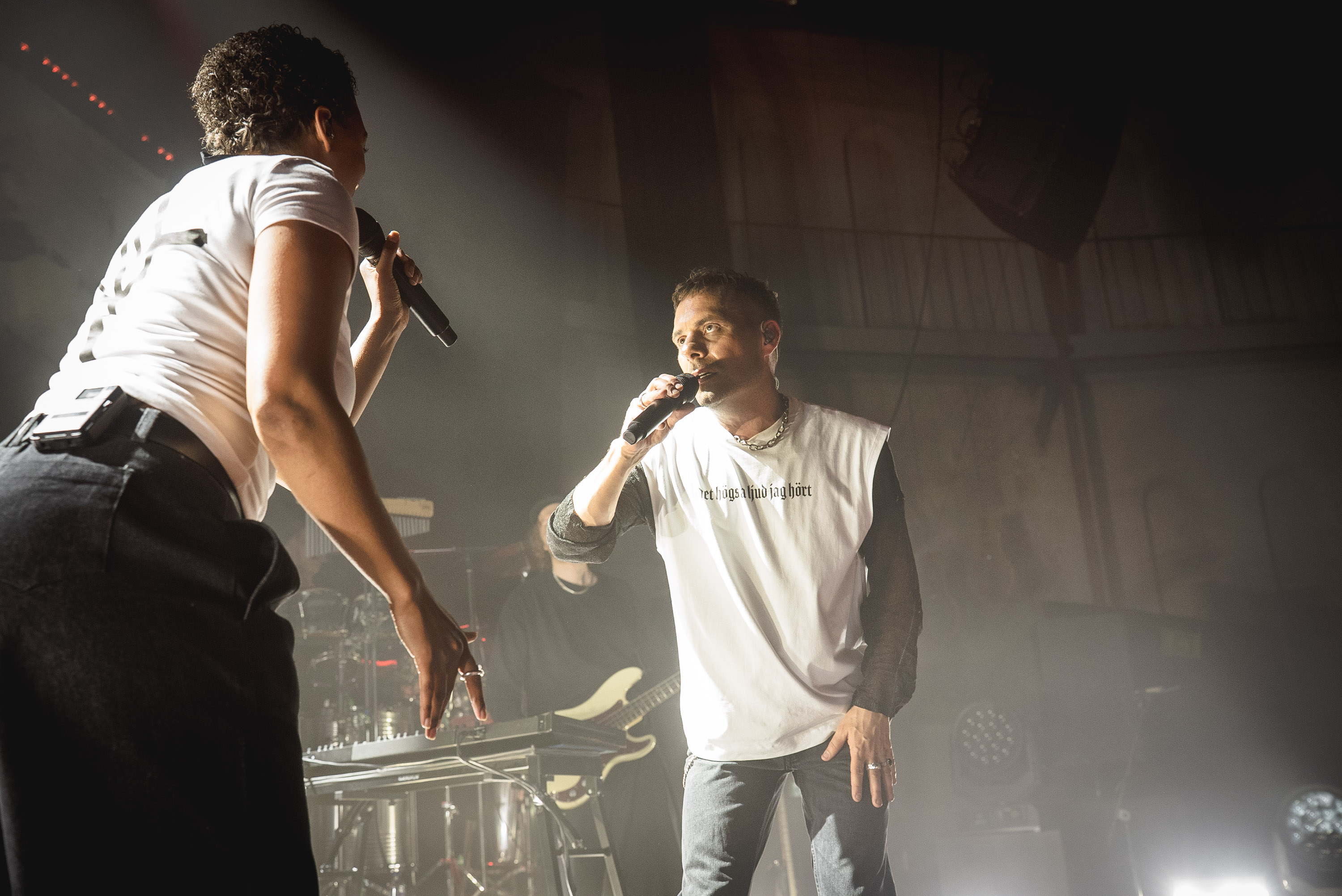 Oskar Linnros singing with another performer on stage