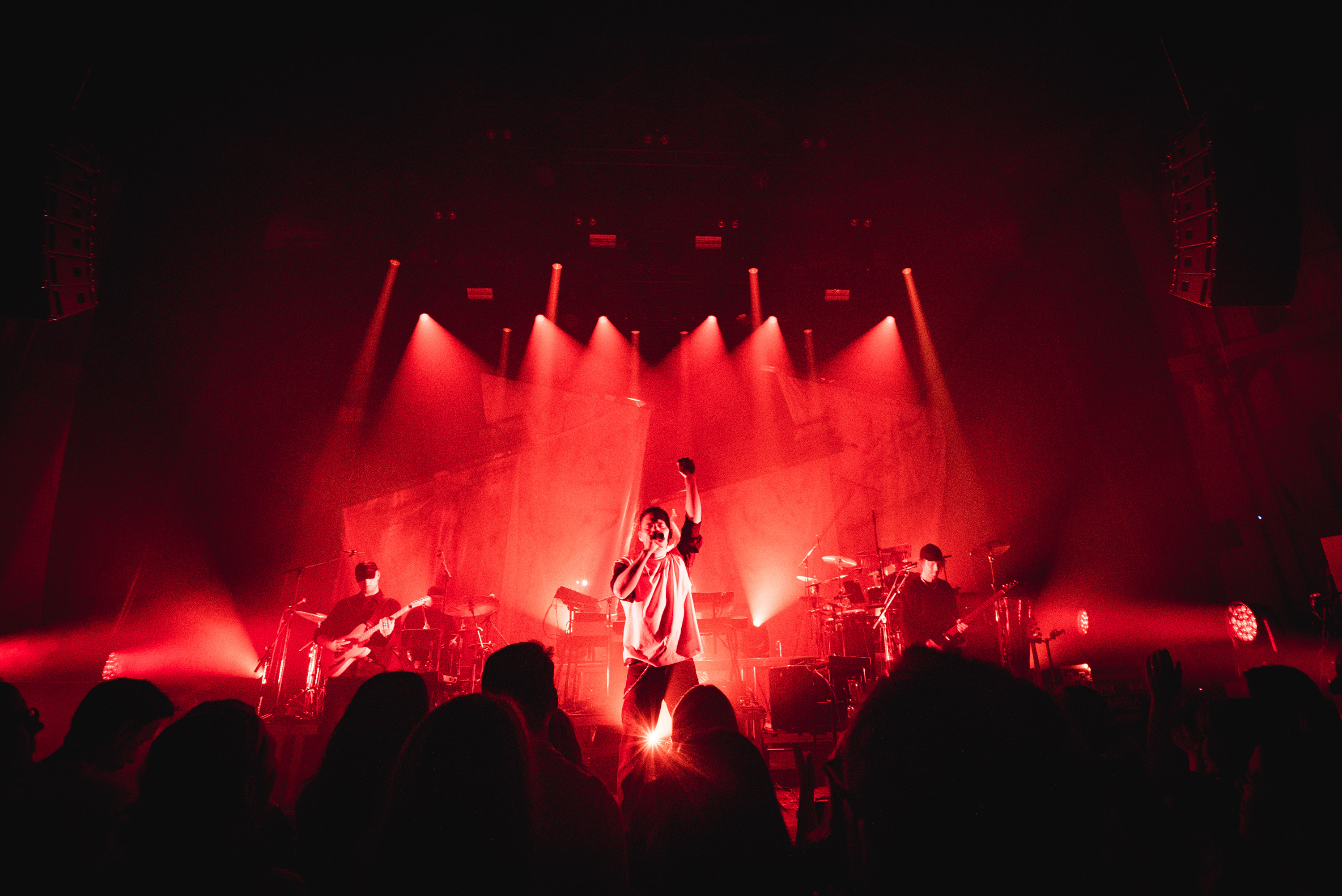 Oskar Linnros and his band beneath red stage lights