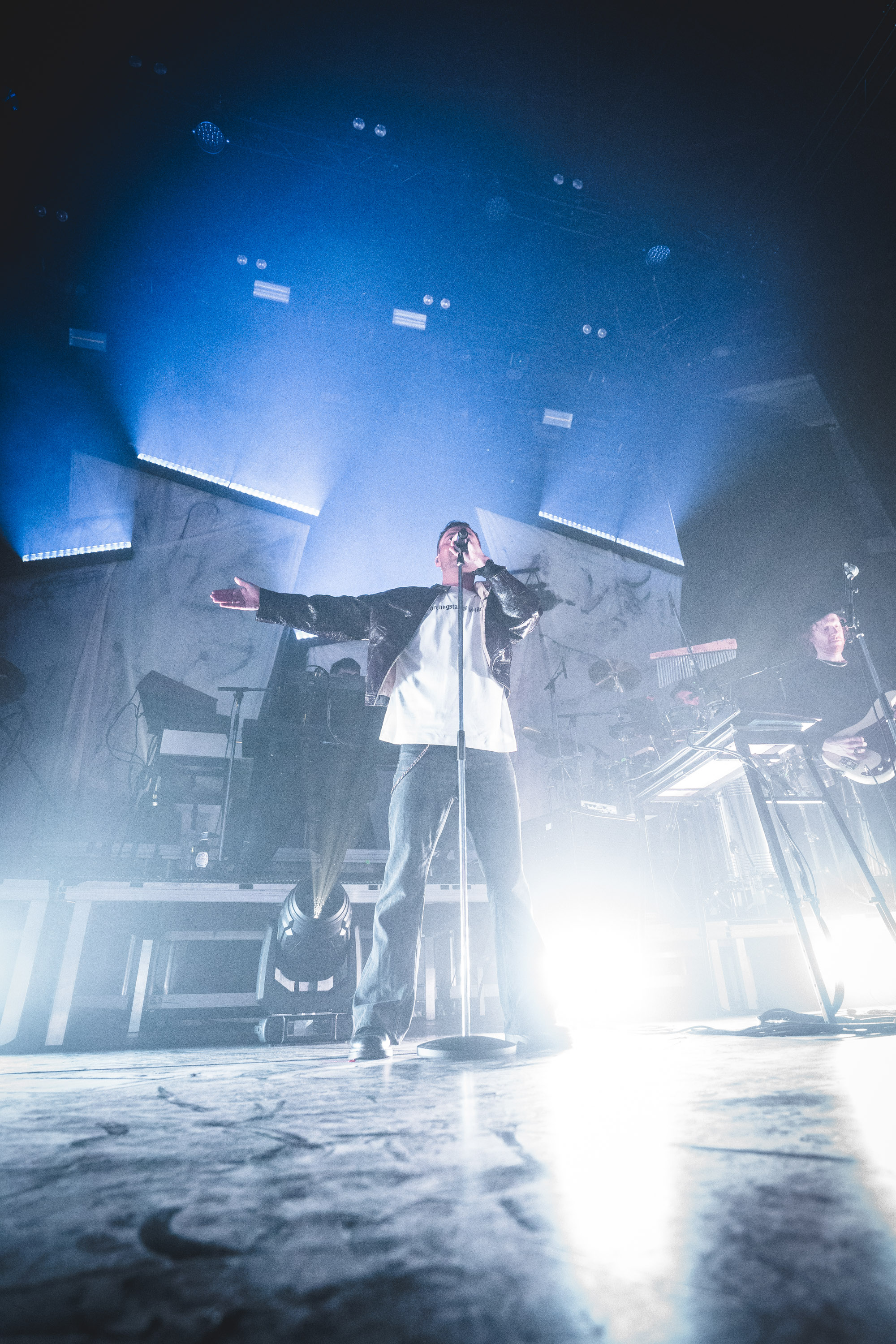 Oskar Linnros performing on a blue-lit stage