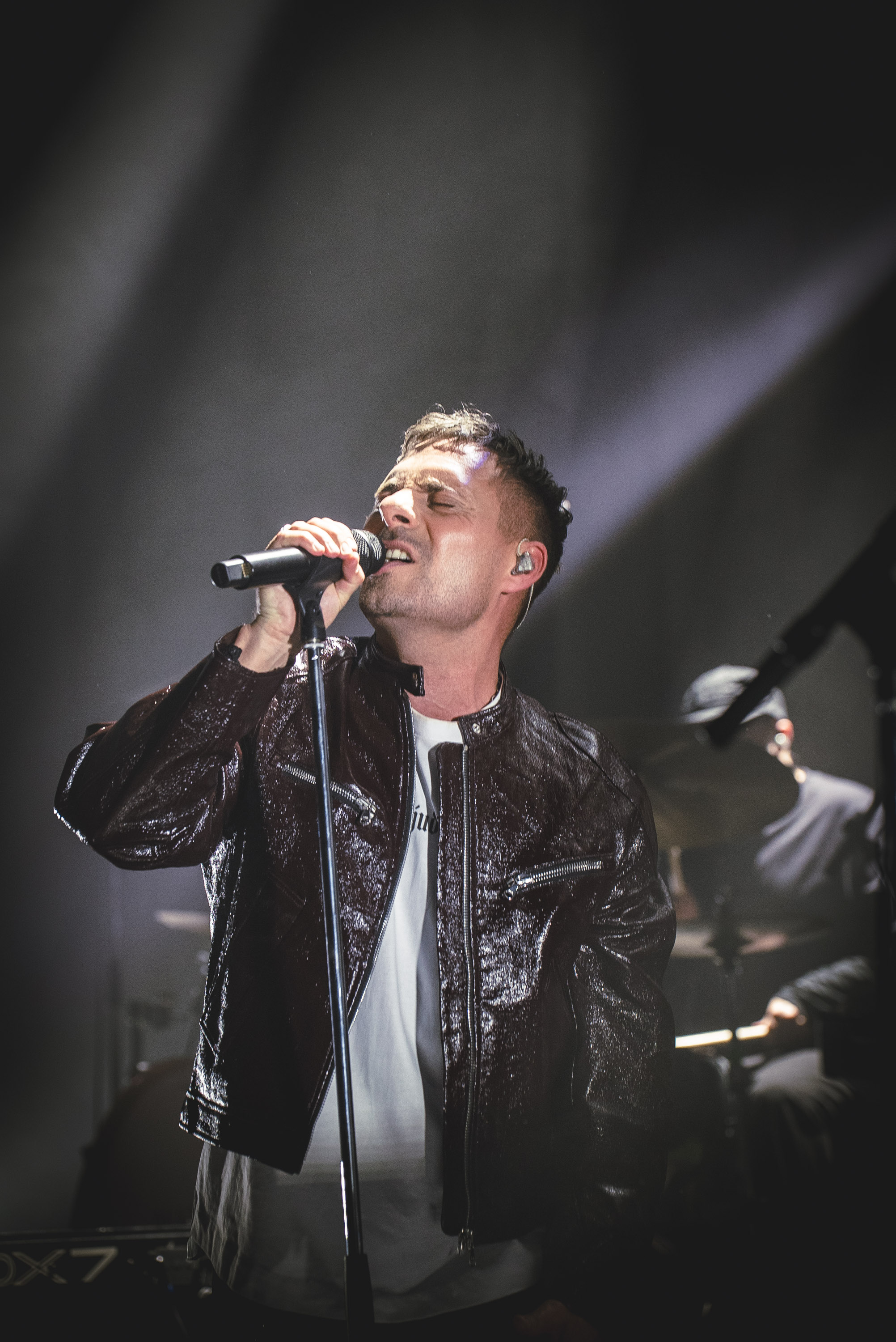 Close-up of Oskar Linnros singing at Gasklockorna